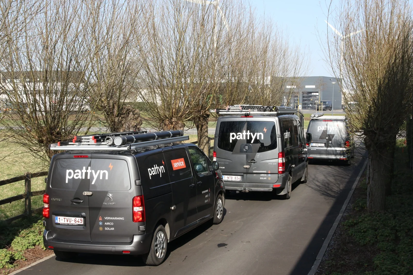 Pattyn-servicewagens rijden achter elkaar op een weg