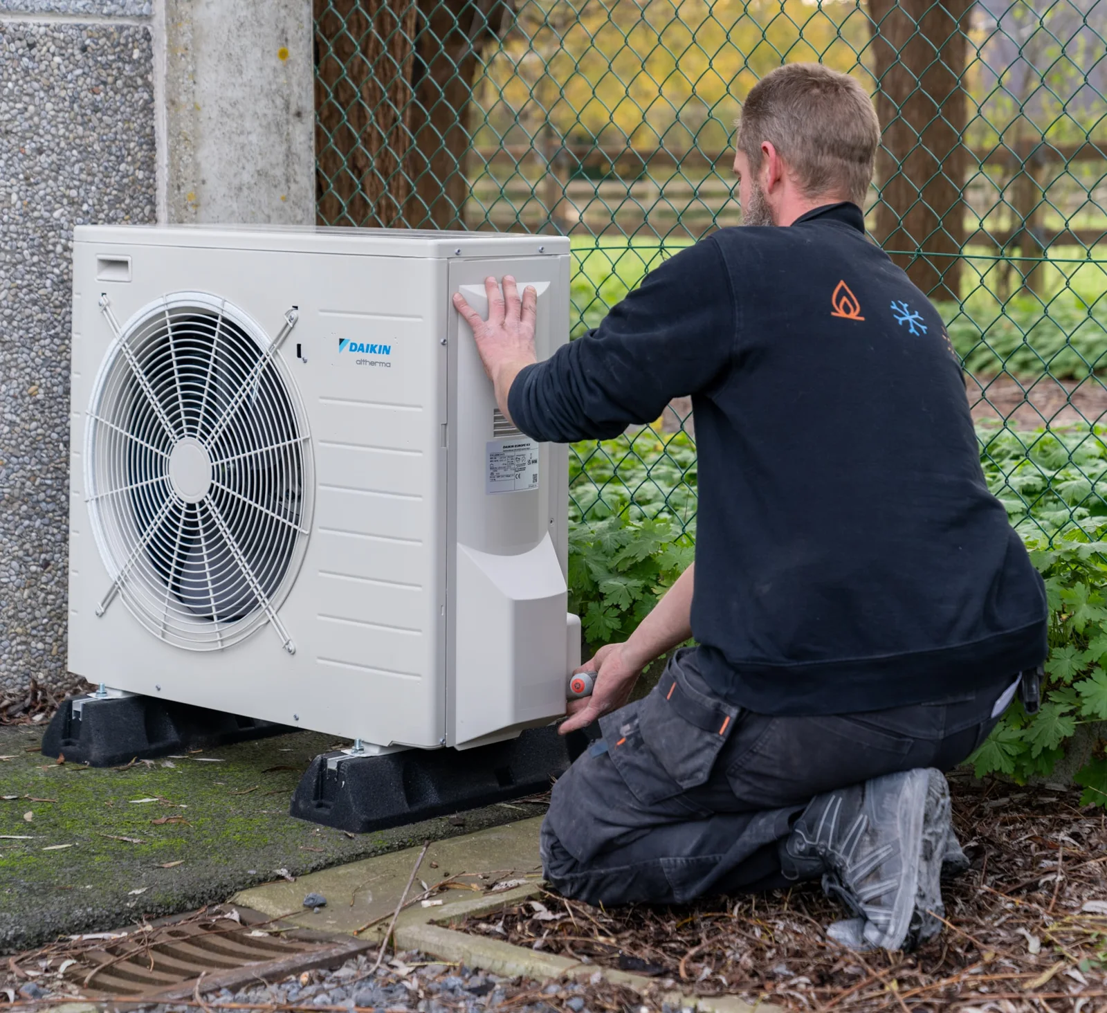 Pattyn-technieker werkt bij een Daikin-warmtepomp