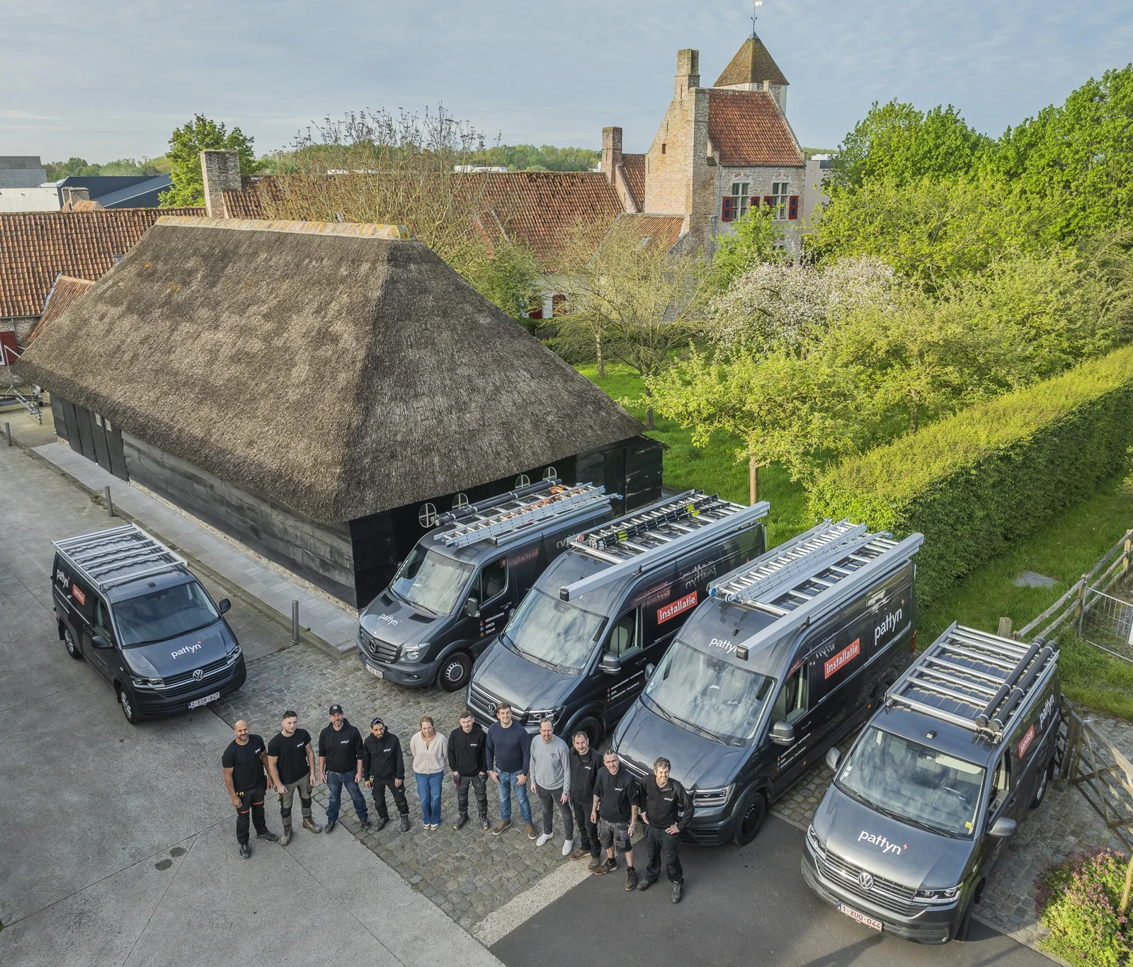 Het Pattyn-team met de eigen servicewagens
