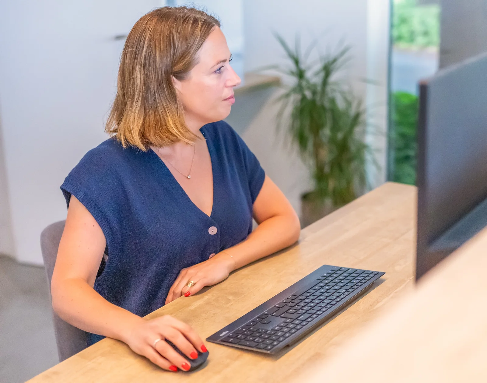 Medewerker van Pattyn aan het werk op kantoor