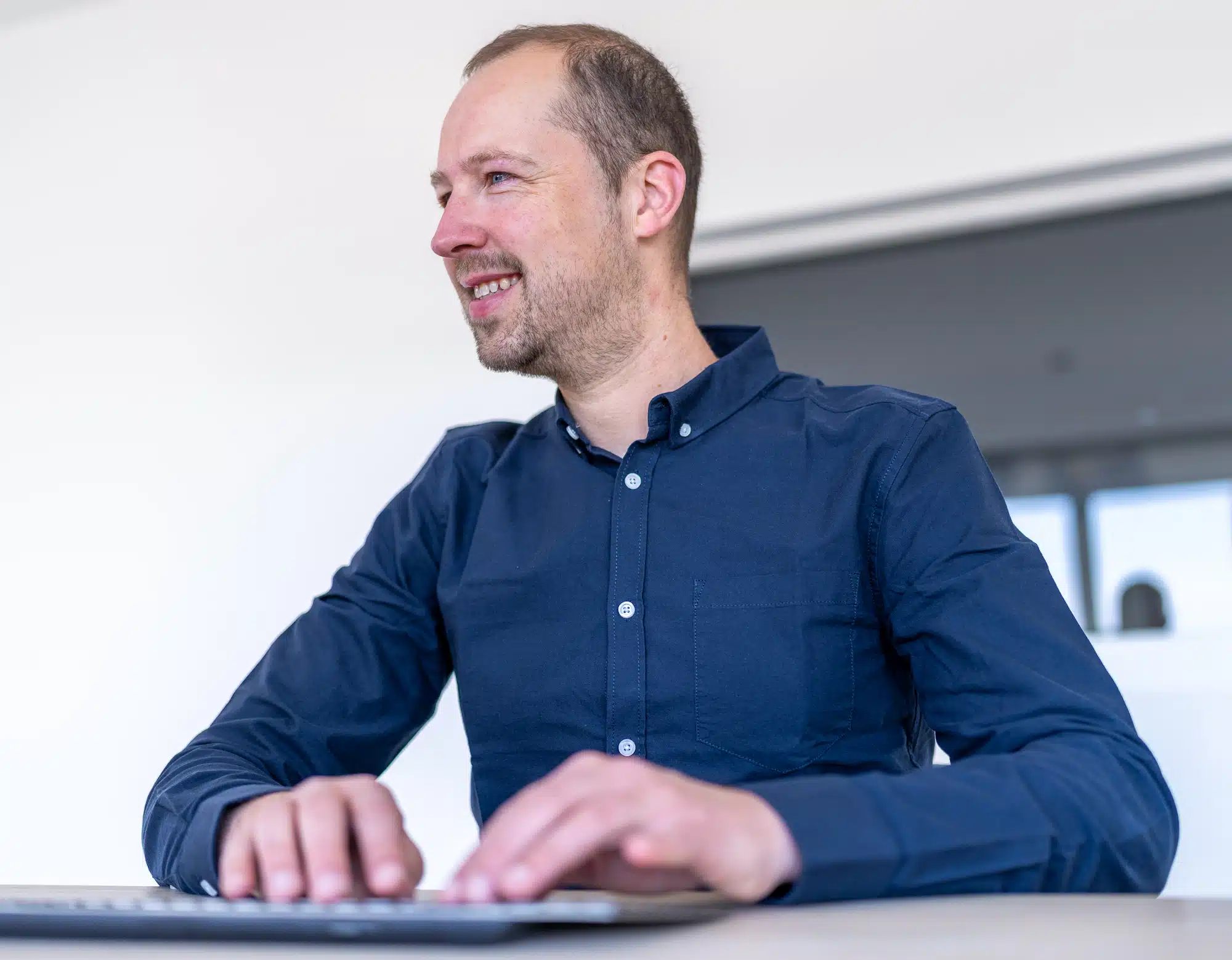 Medewerker van Pattyn aan het werk op kantoor