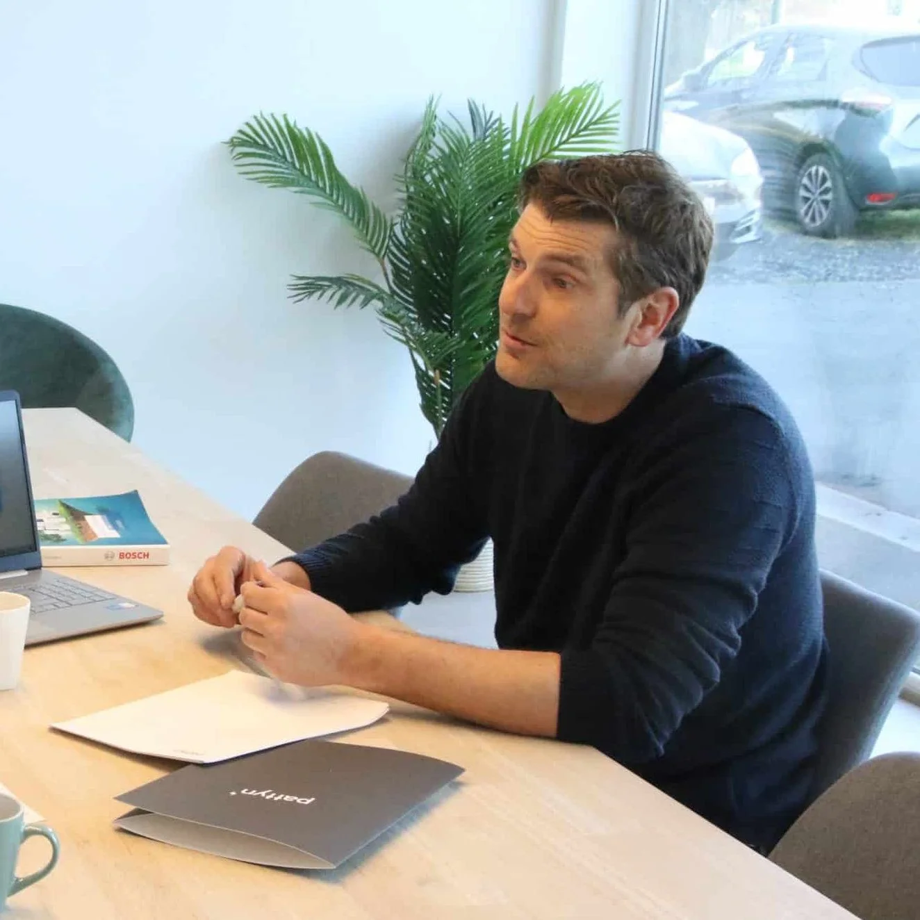 Pattyn-medewerker overlegt aan zijn bureau