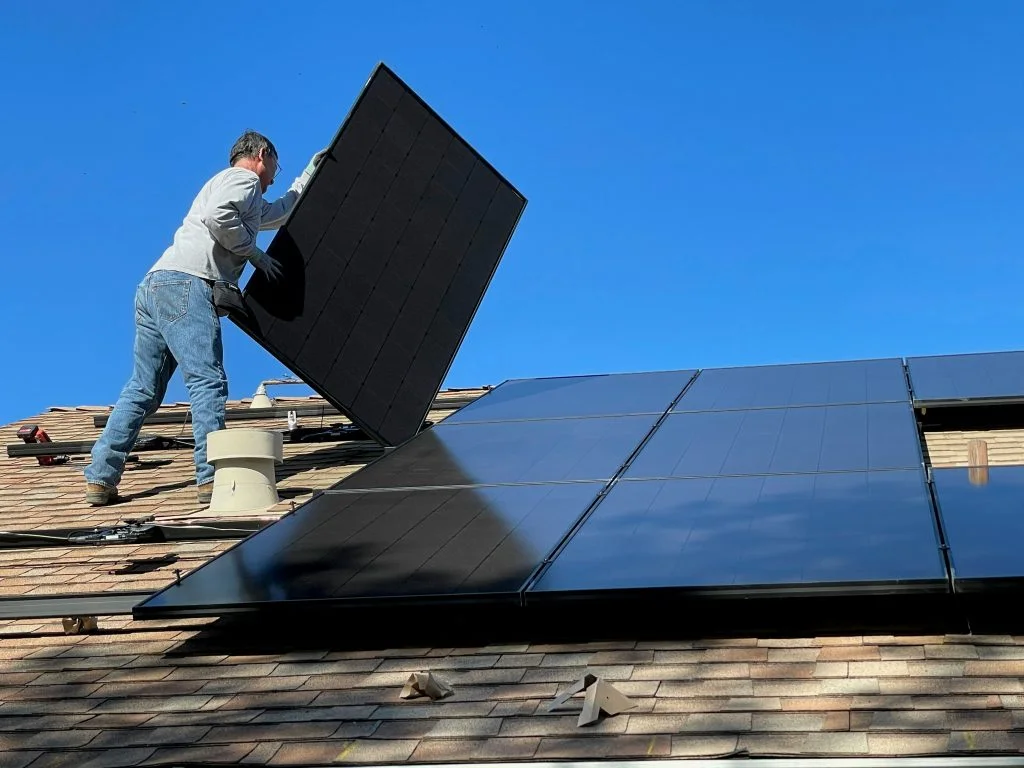 Plaatsing van zonnepanelen op een hellend dak