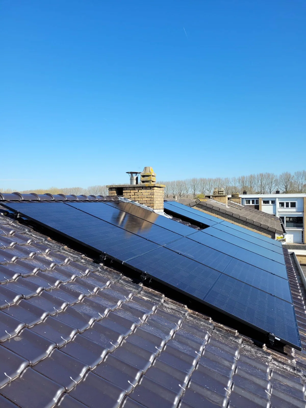 Zonnepanelen geplaatst op een hellend dak