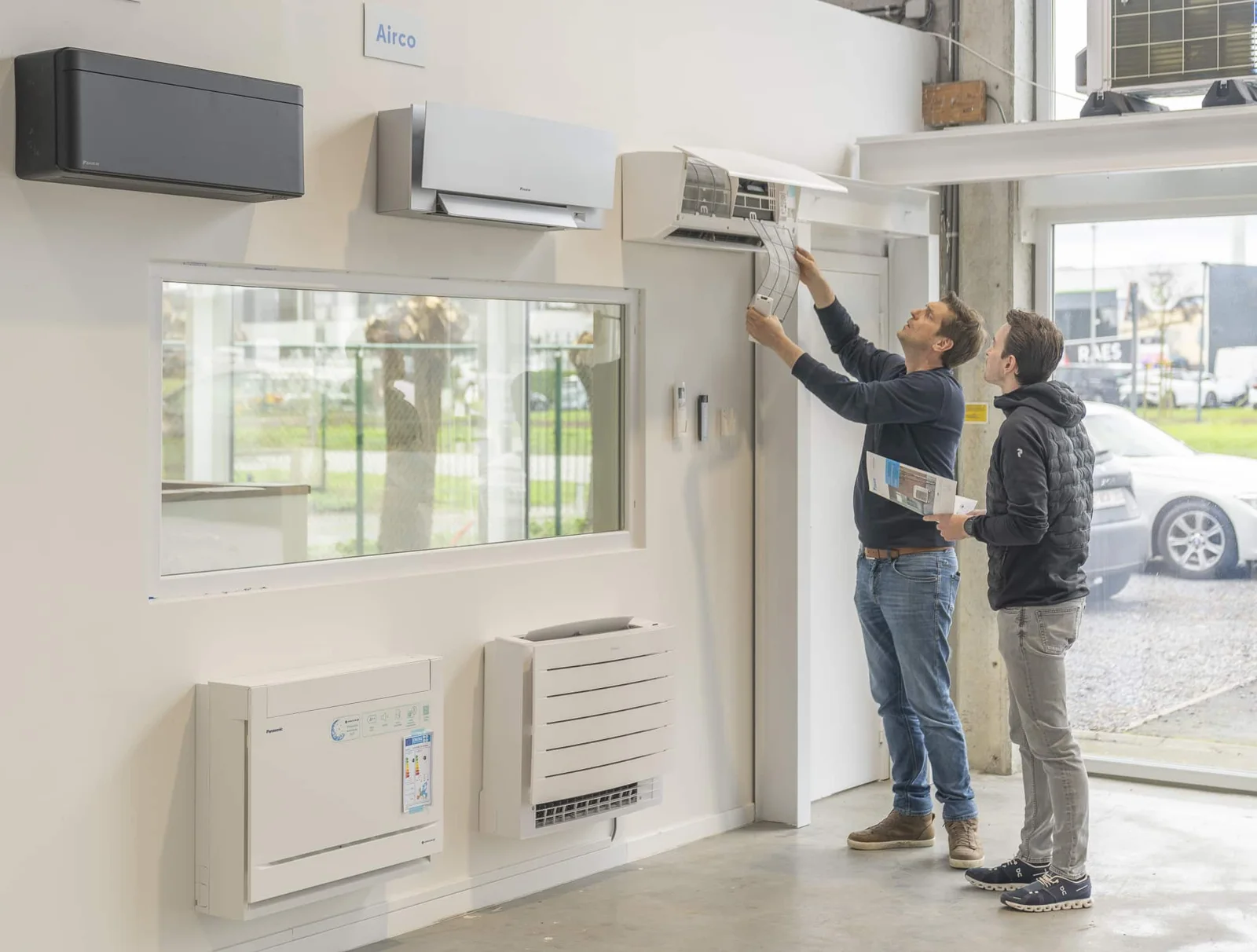 Pattyn-technieker plaatst een binnenunit in de showroom