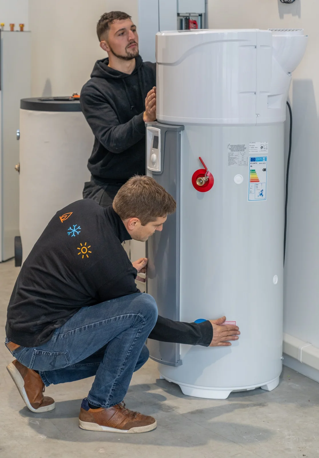 Twee Pattyn-medewerkers werken aan een Atlantic warmtepompboiler