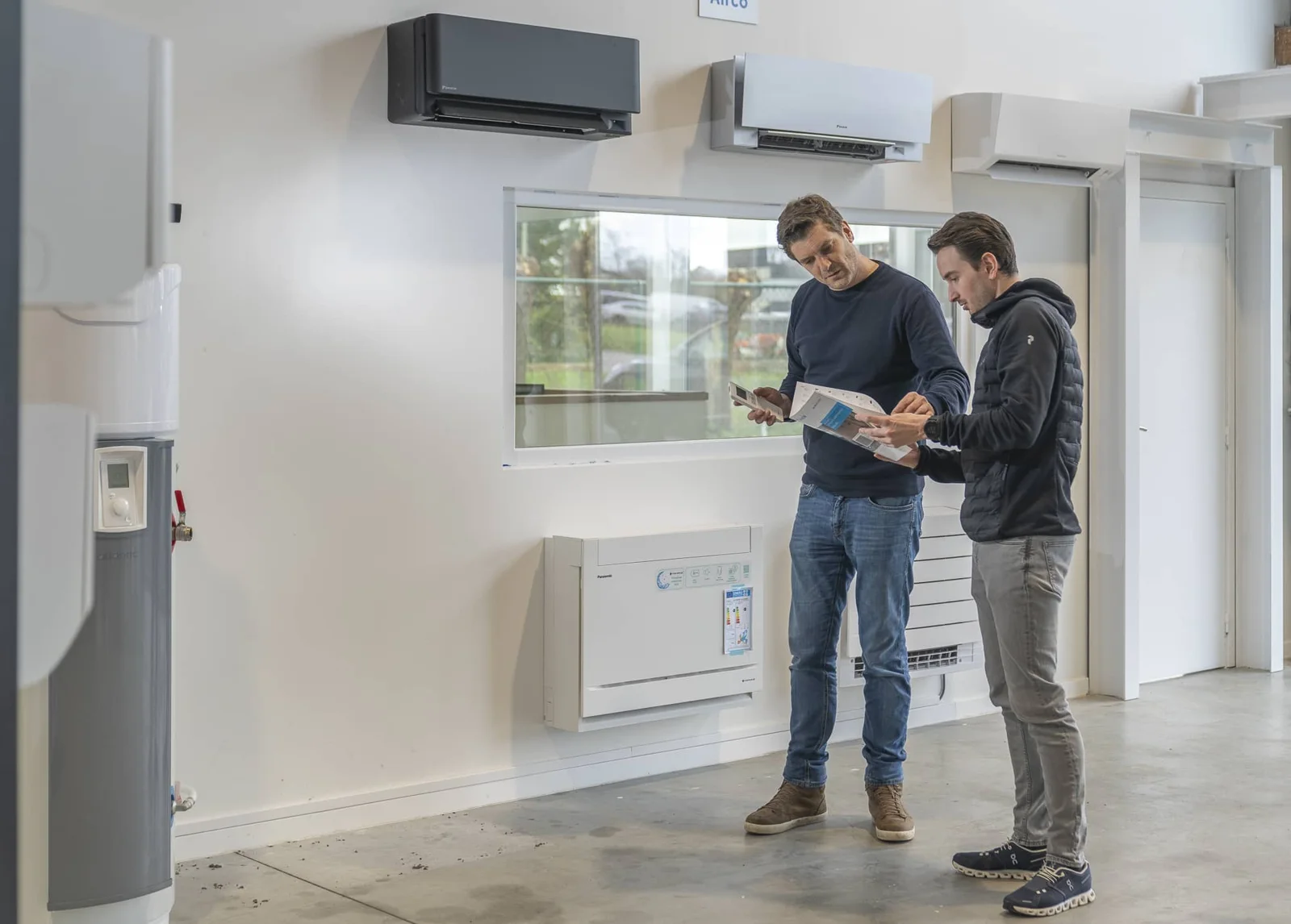 Twee Pattyn-medewerkers bekijken een installatie in de showroom