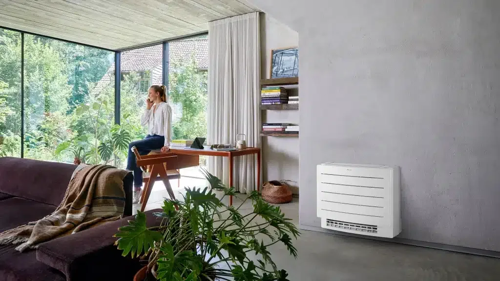 Binnenunit van een lucht-luchtwarmtepomp in een woonkamer