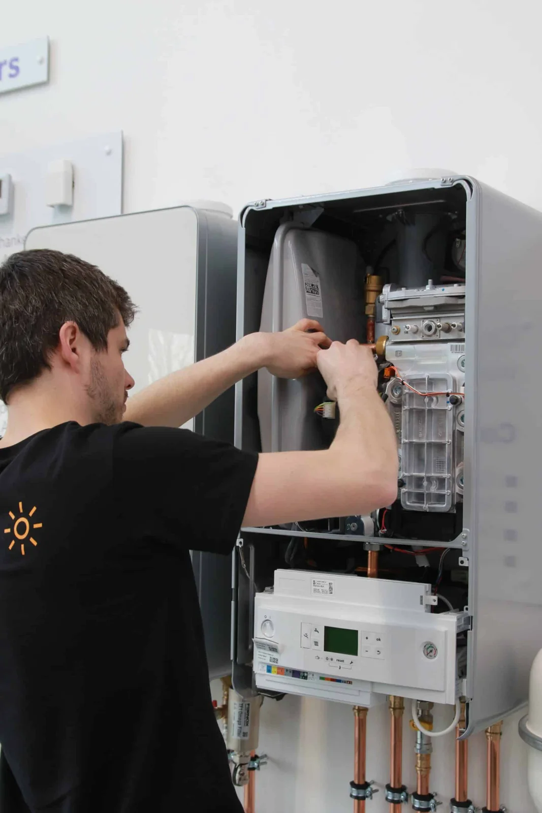 Technieker werkt aan de binnenzijde van een verwarmingsketel