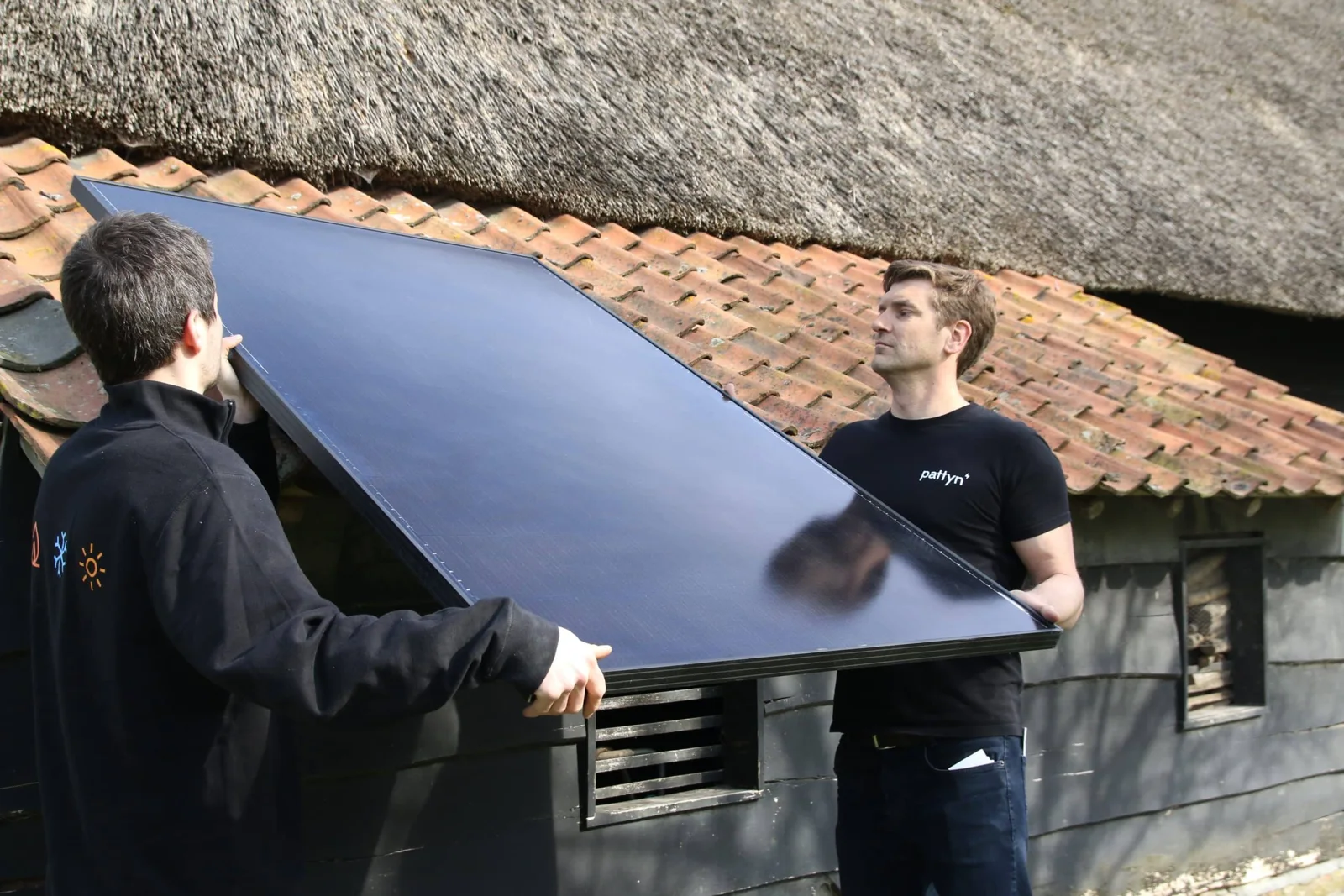 Pattyn-techniekers plaatsen een zonnepaneel op een dak