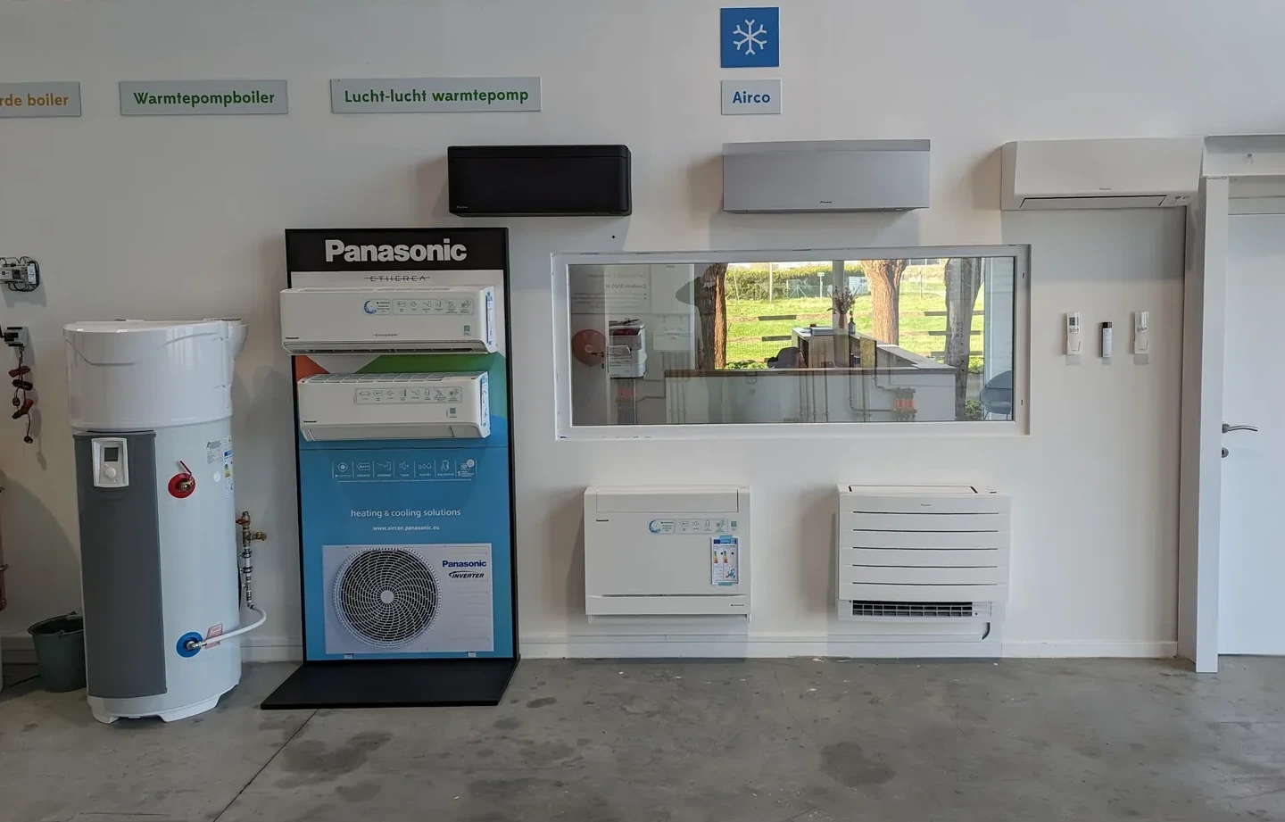 Wand- en vloermodellen van airco’s in de Pattyn-showroom