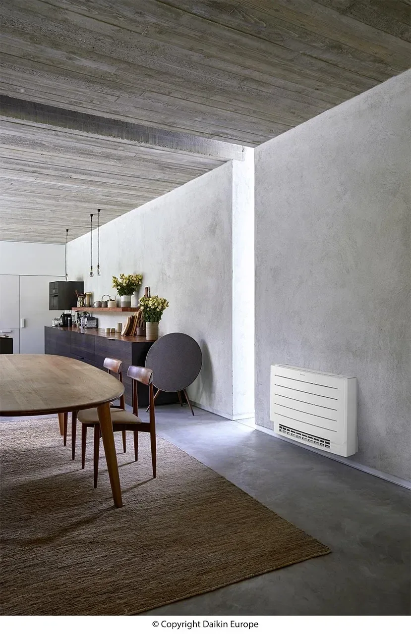 Airconditioning als vloermodel naast een eethoek