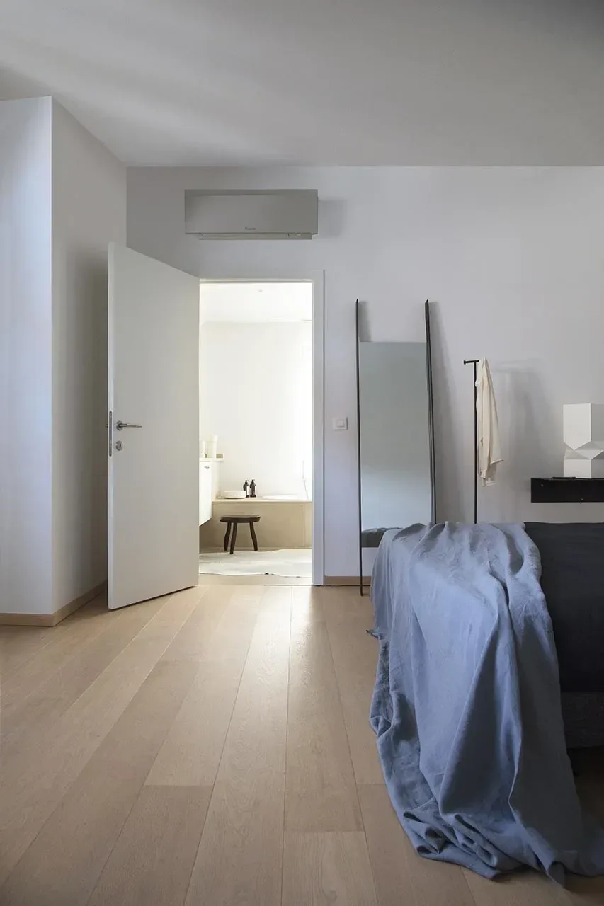 Daikin Emura-wandunit in een woonkamer, fabrikantbeeld