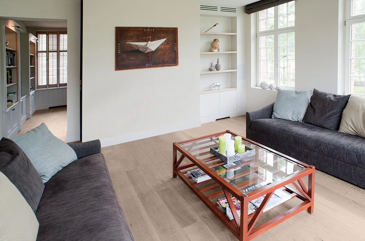 Woonkamer met discreet weggewerkte airconditioning boven een kast