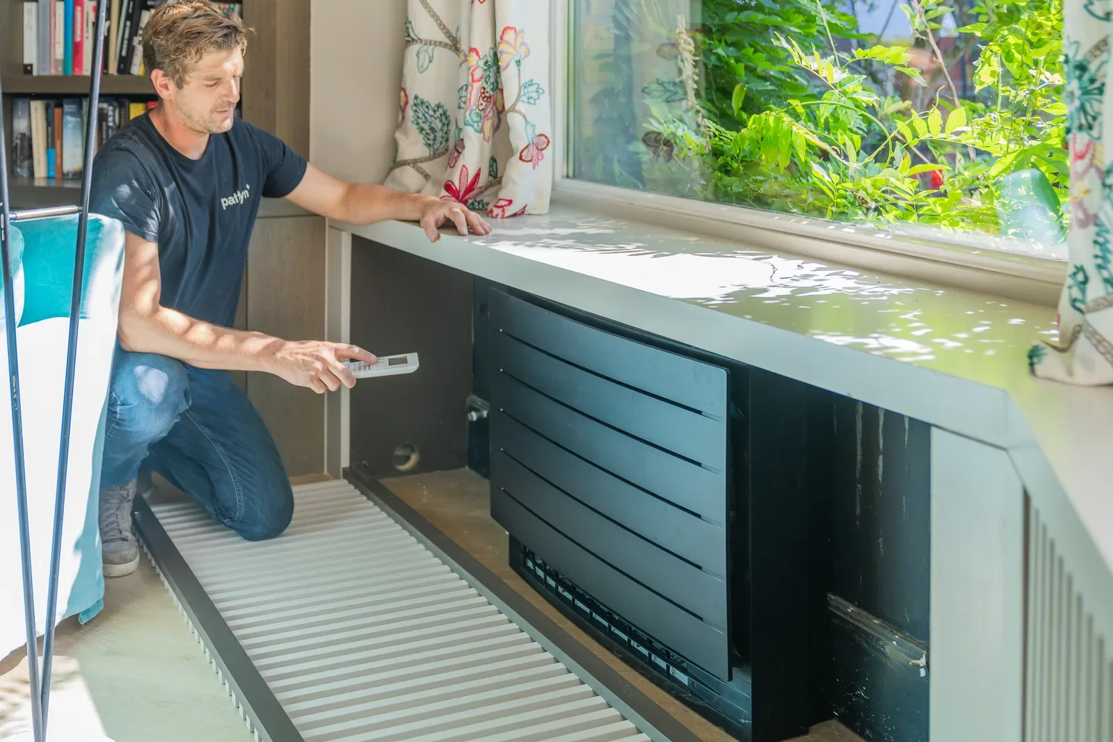 Pattyn-technieker legt de bediening van een airco-vloermodel uit