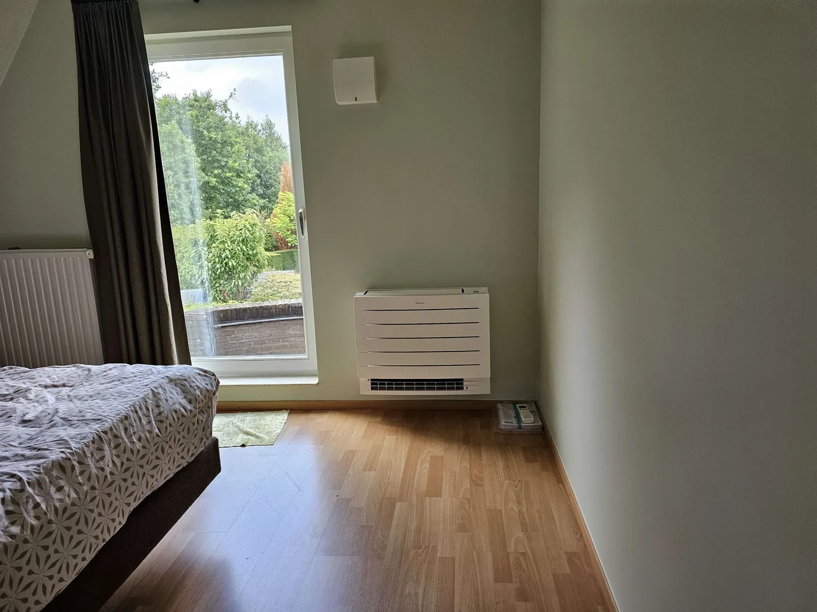 Laag geplaatst airco-vloermodel in een slaapkamer