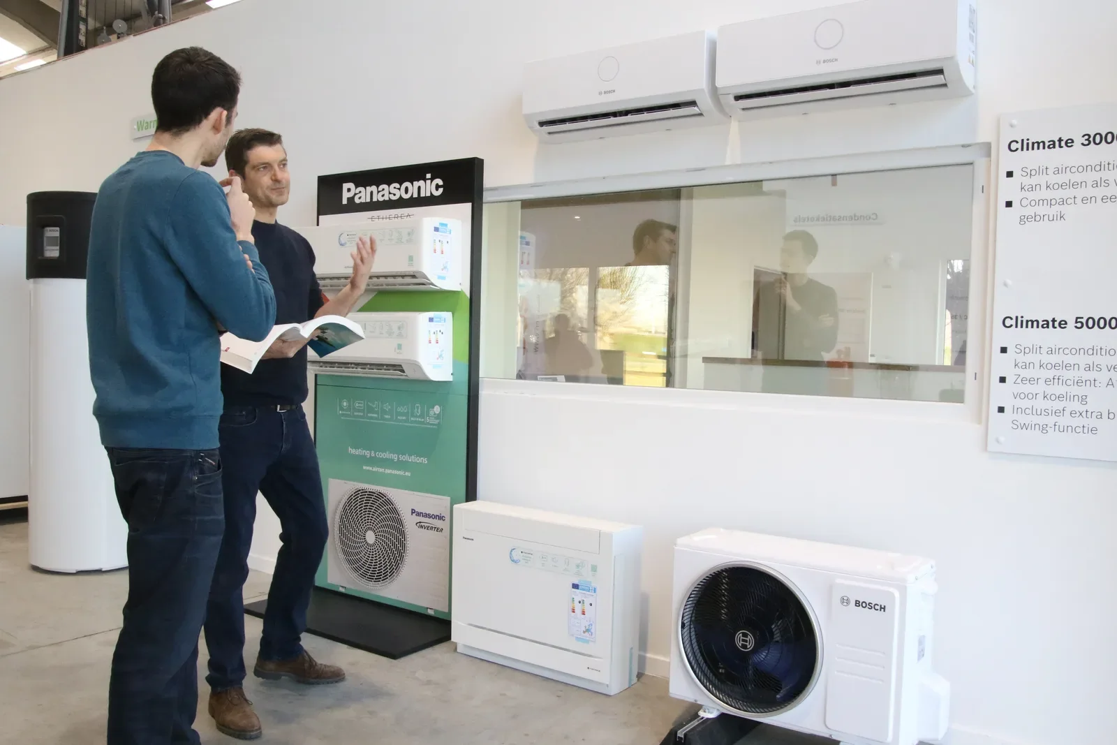 Persoonlijk advies bij de aircomodellen in de Pattyn-showroom