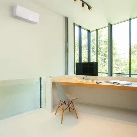 Daikin-wandairco in een lichte kantoorruimte