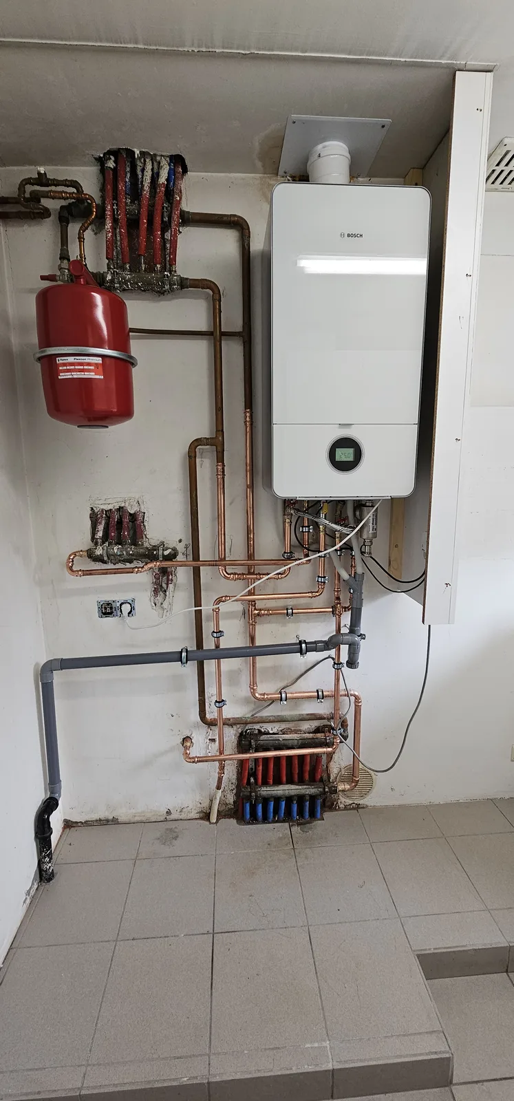 Wandgemonteerde Bosch gasketel met aangesloten leidingen