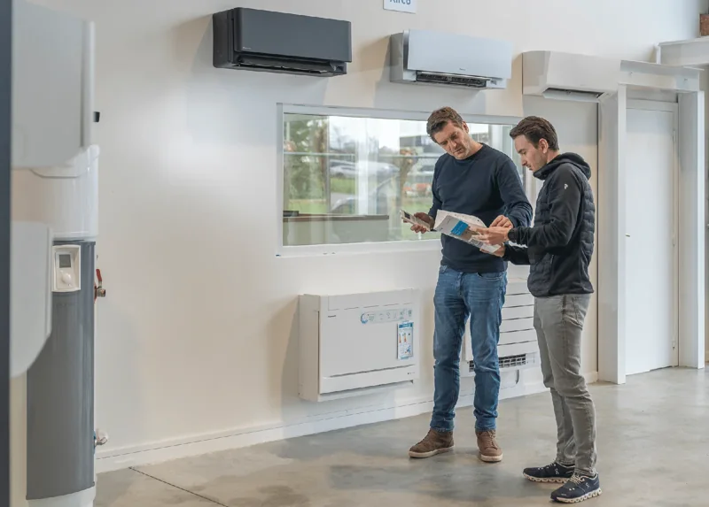 Adviesgesprek bij de aircotoestellen in de Pattyn-showroom
