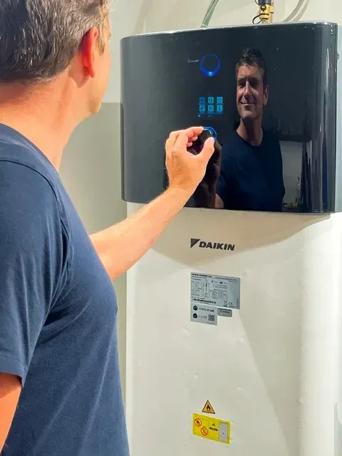 Bediening van een Daikin-binnenmodule; een hybride installatie omvat ook een ketel