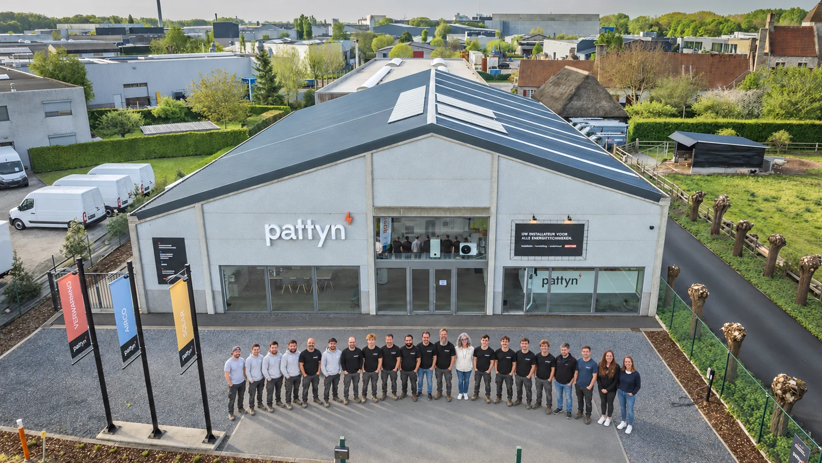 Het team van Pattyn Energietechnieken voor de showroom in Brugge