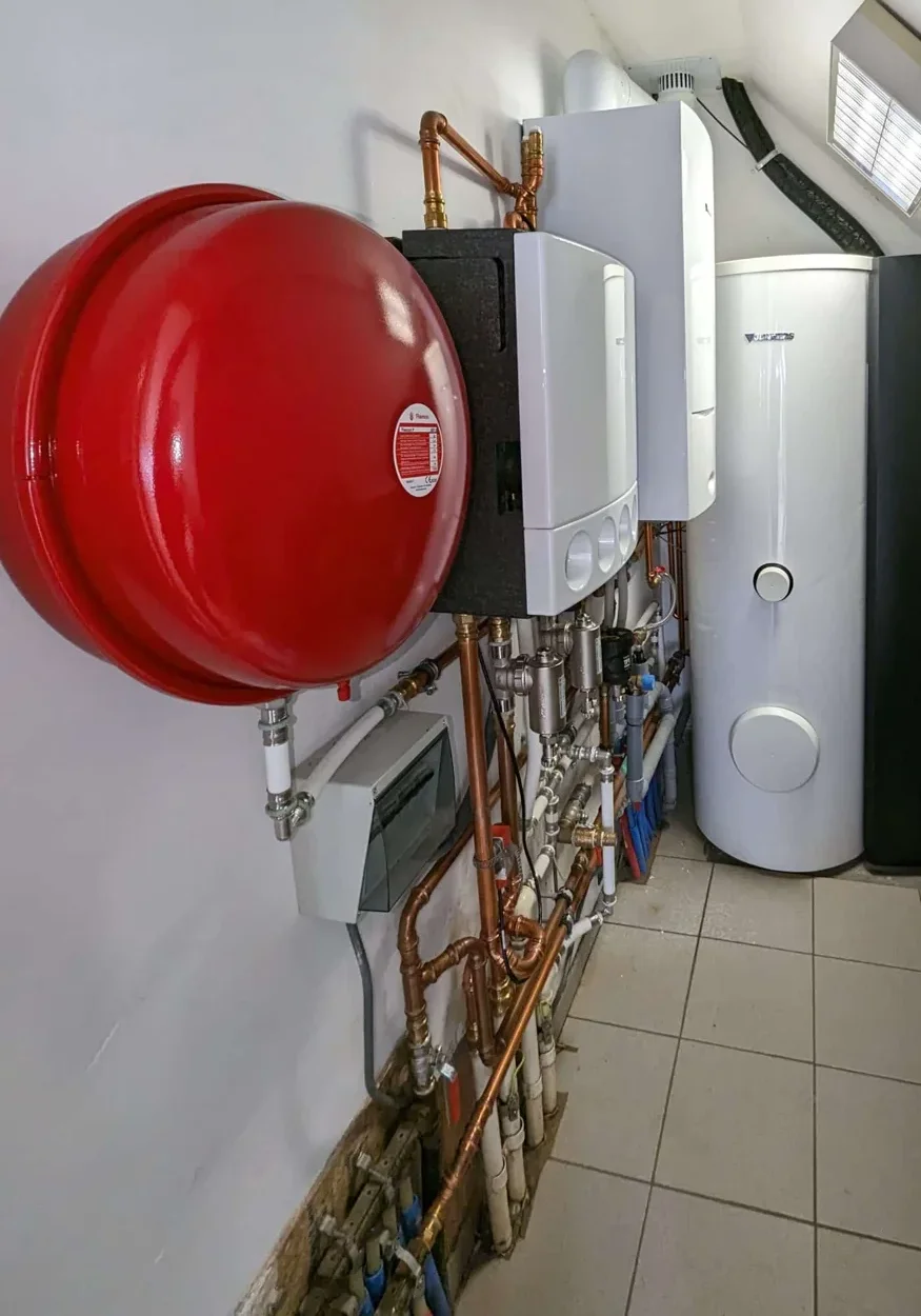 Zonneboilervat met ketel en aangesloten leidingen in een door Pattyn vernieuwde technische ruimte