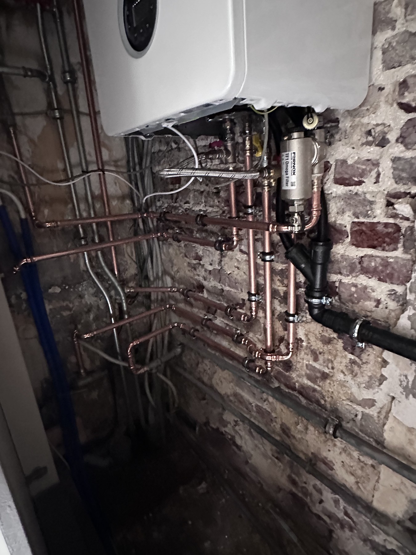 Aansluitingen en filters onder de nieuwe Bosch-condensatieketel in Gent