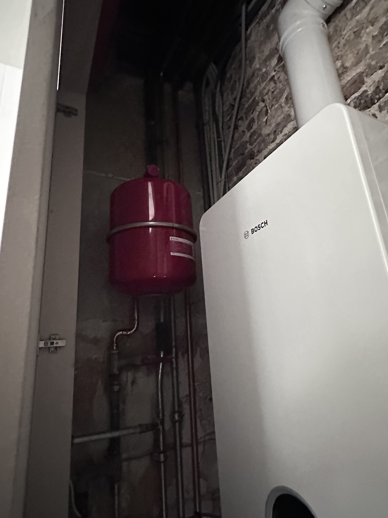 Nieuwe Bosch-combiketel met expansievat in de bestaande technische ruimte van de woning in Gent
