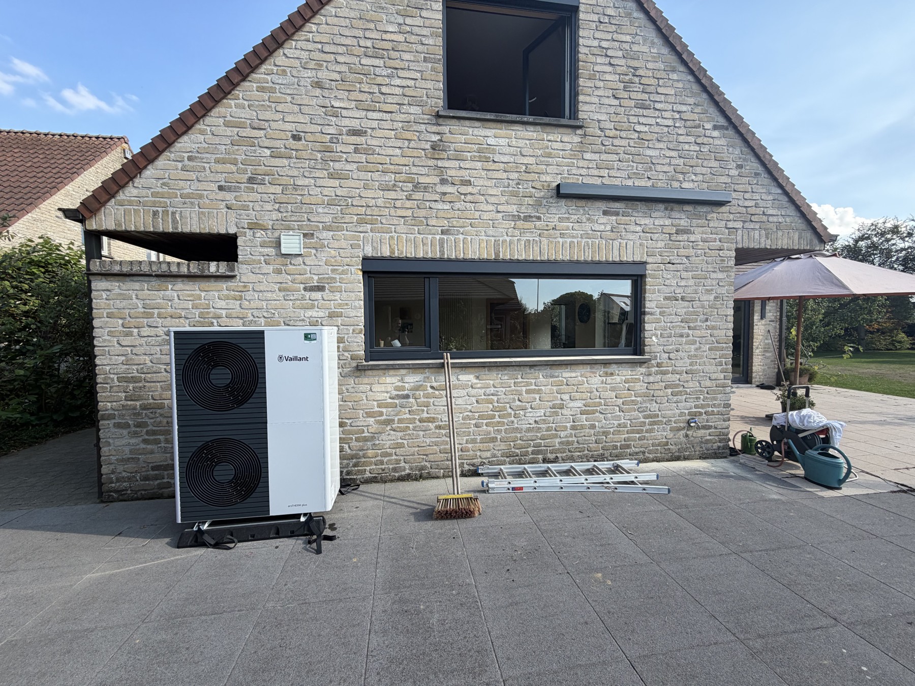 Vaillant-buitenunit bij een woning in Brugge