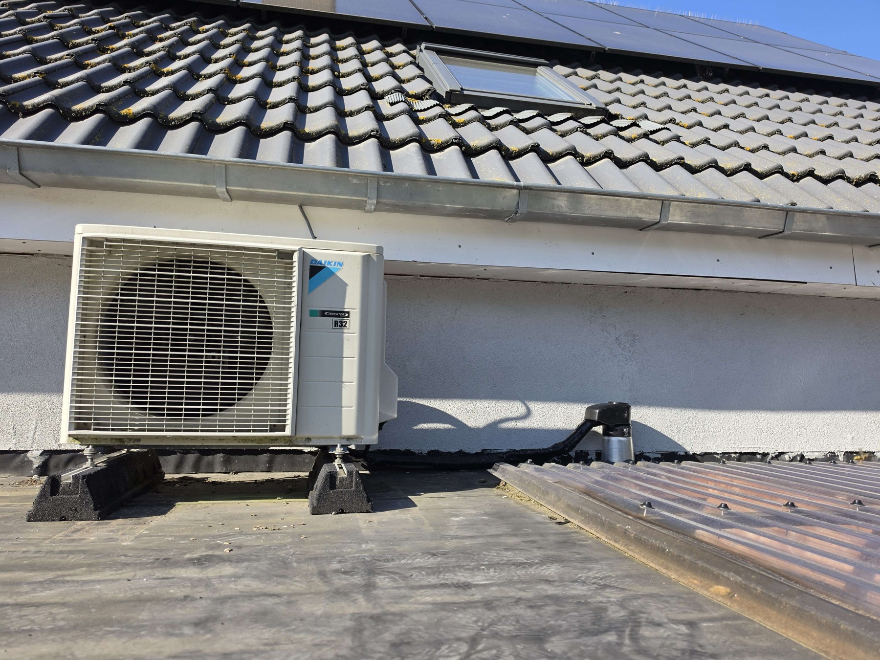 Daikin-buitenunit met aansluitend leidingtraject langs het dak