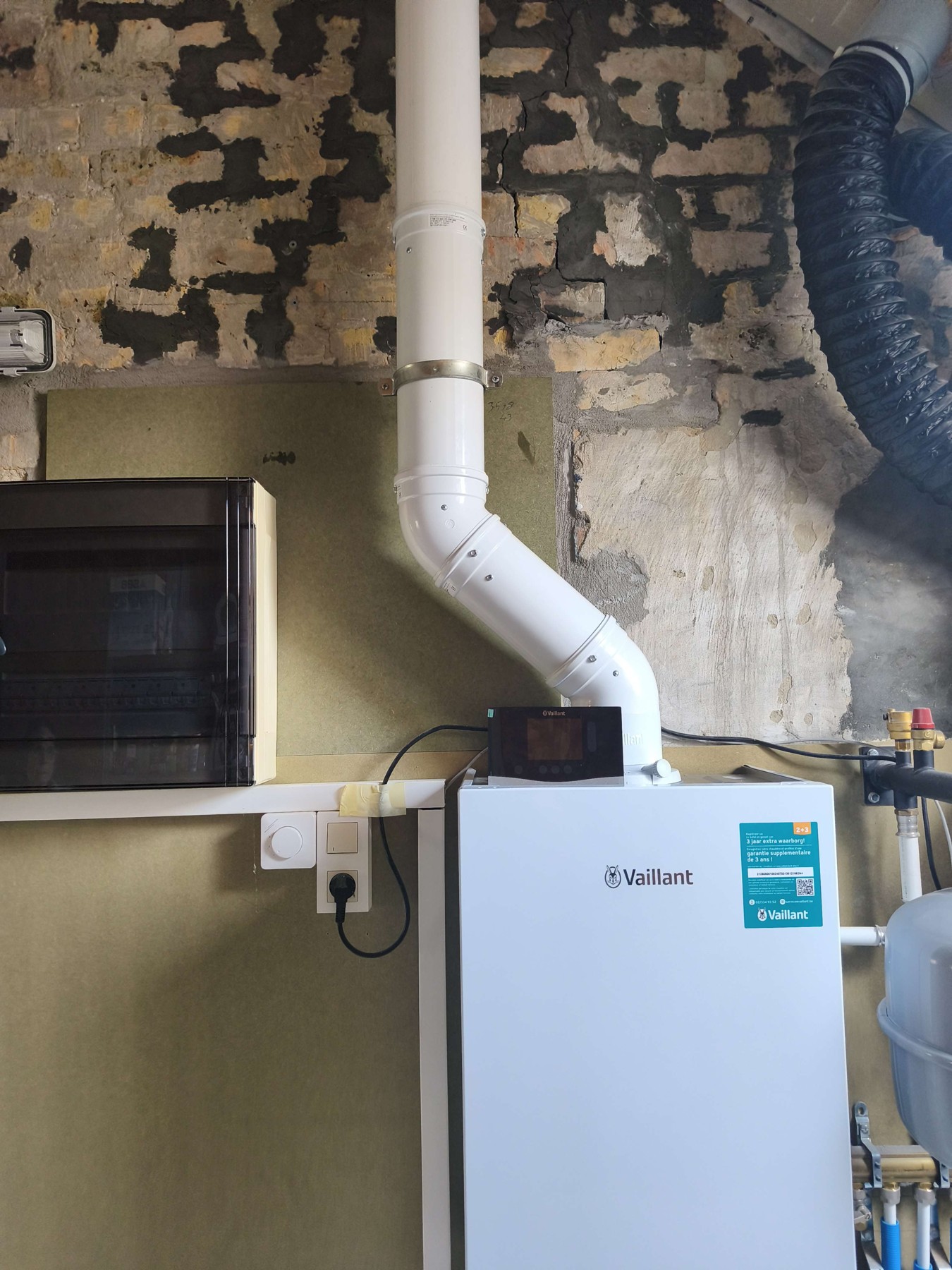Nieuwe Vaillant-ketel en aansluiting op de rookgasafvoer in Nieuwpoort