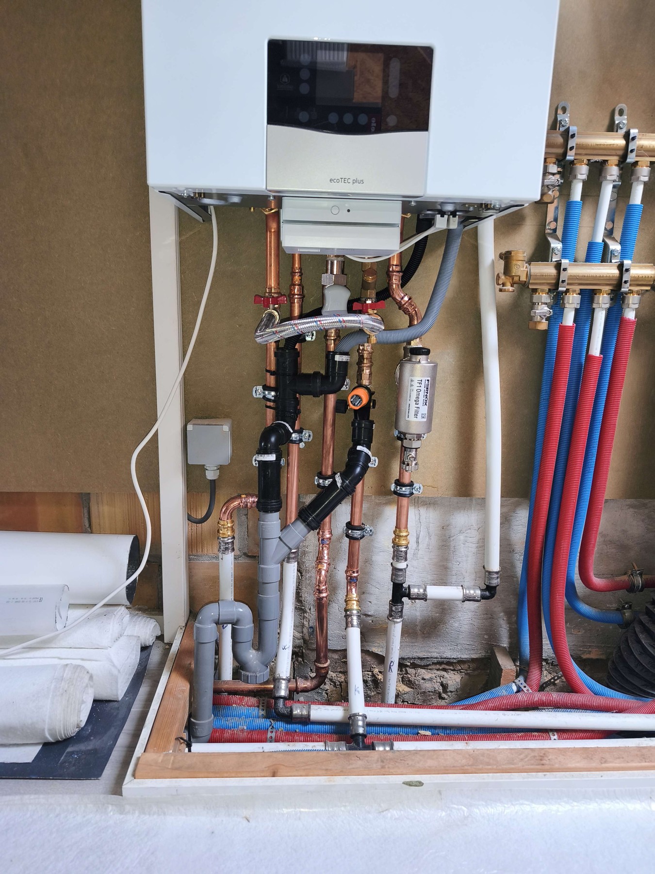 Leidingaansluitingen onder de nieuwe Vaillant-combiketel
