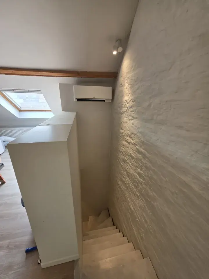 Daikin-wandmodel boven de trap in een woning in Gent