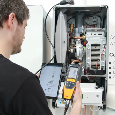 Pattyn-technieker werkt aan een geopende verwarmingsketel