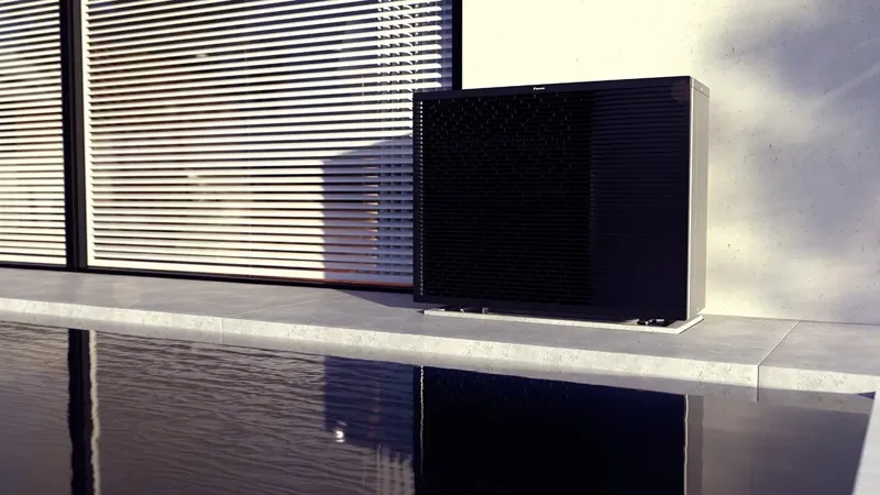 Daikin Altherma-buitenunit bij een woning, fabrikantbeeld