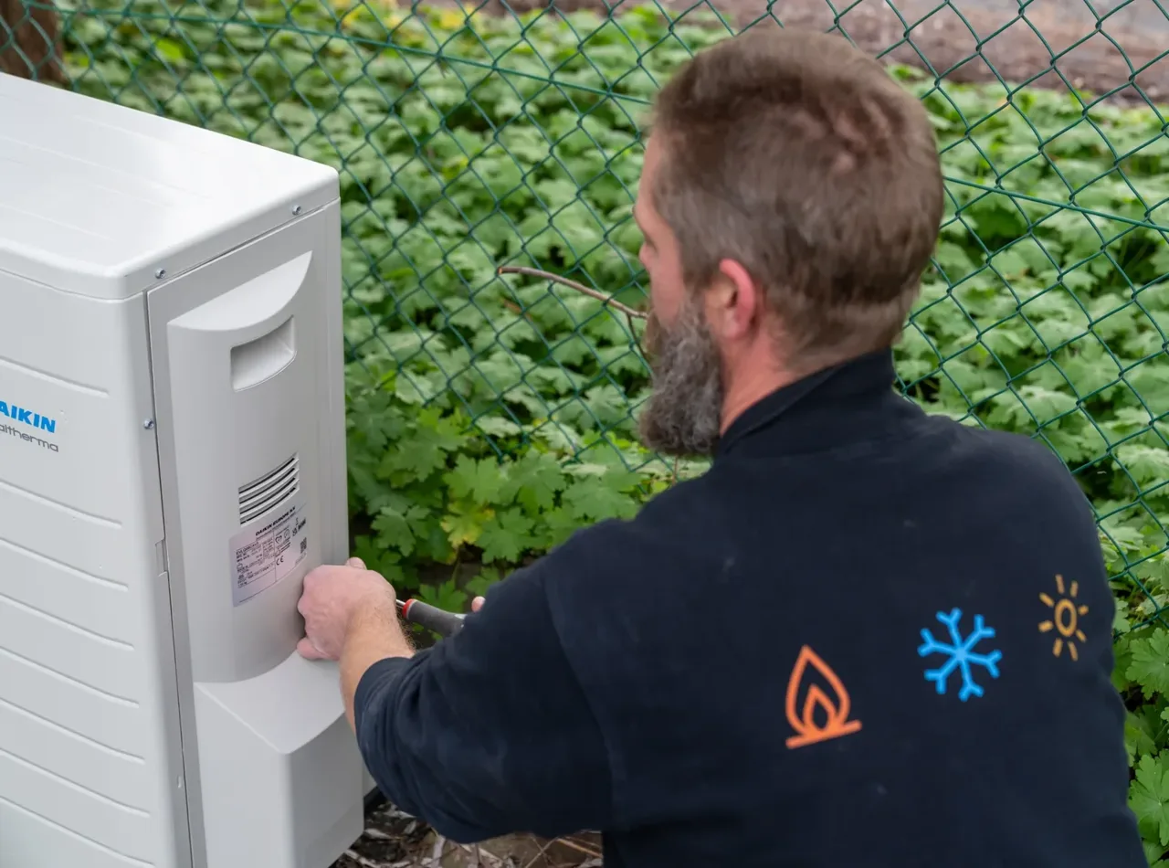Technieker stelt een Daikin-warmtepomp in