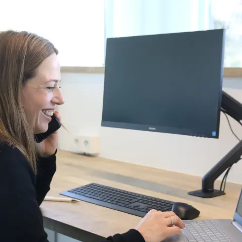 Medewerkster aan de telefoon bij het onthaal van Pattyn