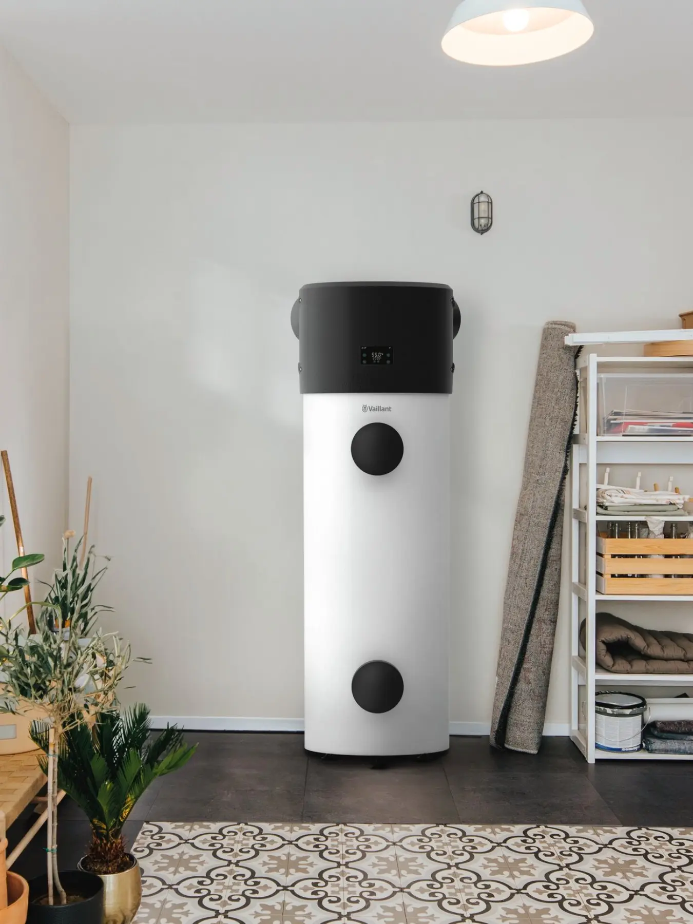 Vaillant aroSTOR-warmtepompboiler in een lichte berging