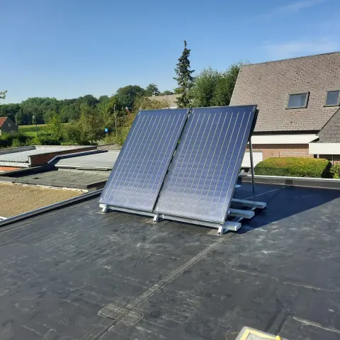 Twee vlakke zonnecollectoren op een plat dak
